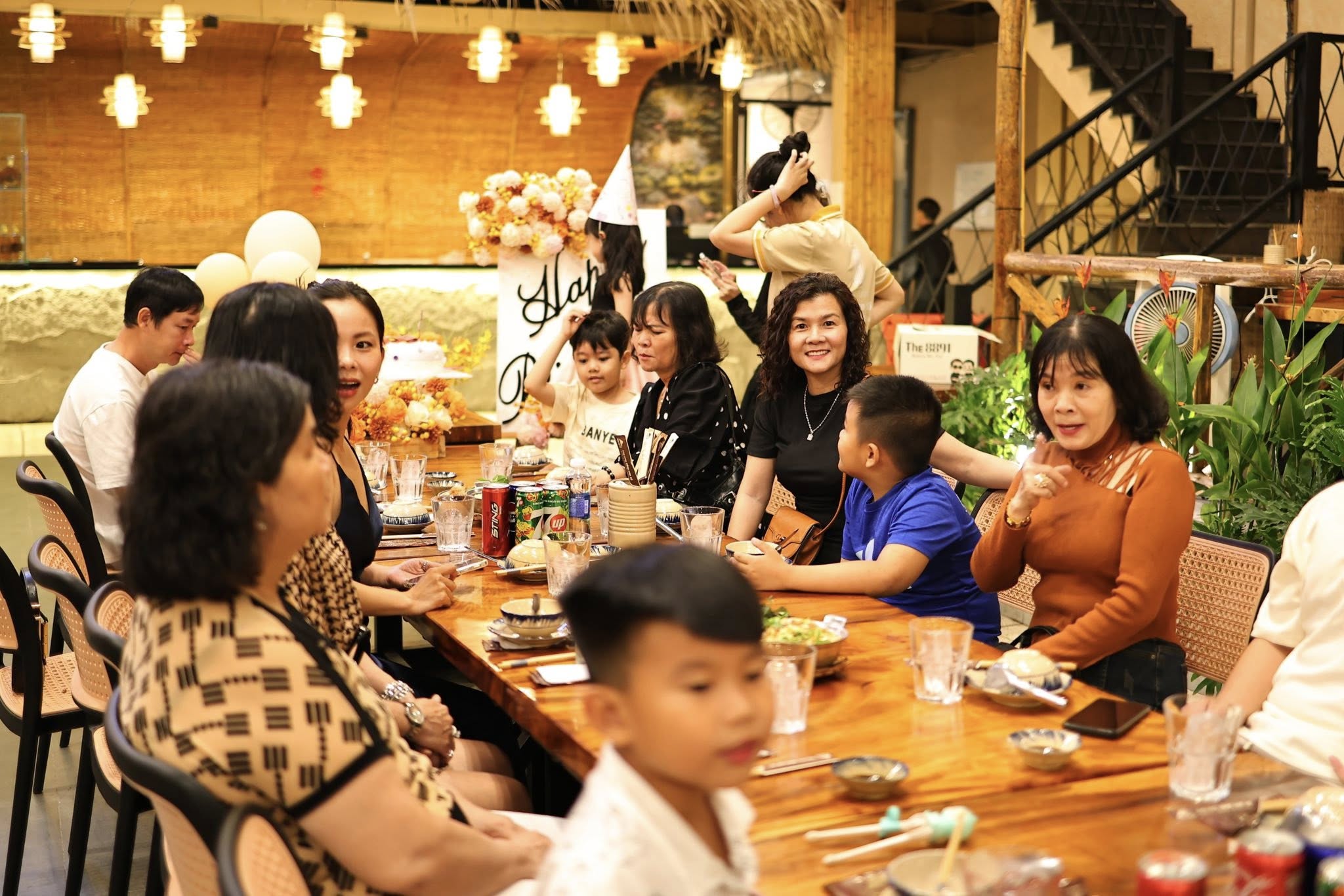 khách hàng ăn hải sản tươi sống giá rẻ tại Làng Nướng Đông Nam Bộ